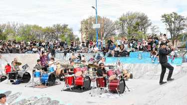 100 bateristas homenajearon al Indio Solari en Roca: el skatepark recibió a músicos de Río Negro, Neuquén y hasta Buenos Aires