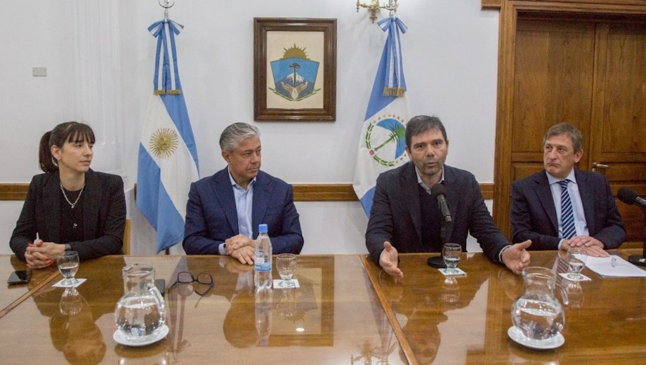 El gobernador Rolando Figueroa encabezó en Casa de Gobierno el anuncio de la adjudicación de ocho áreas de Vaca Muerta. (Foto: gentileza)