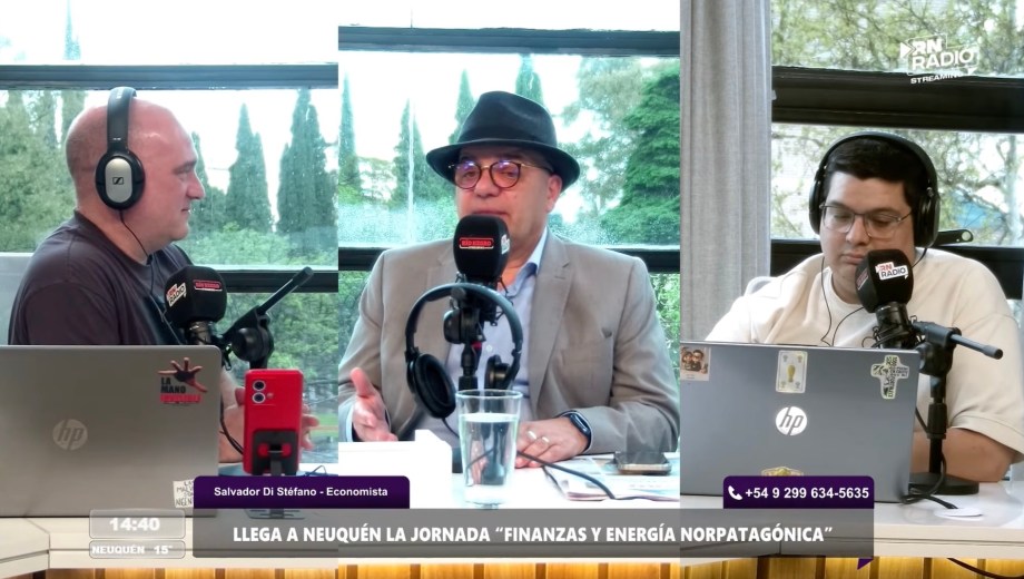 Salvador Di Stéfano, en el estudio de Río Negro Radio, luego de su charla en Neuquén.