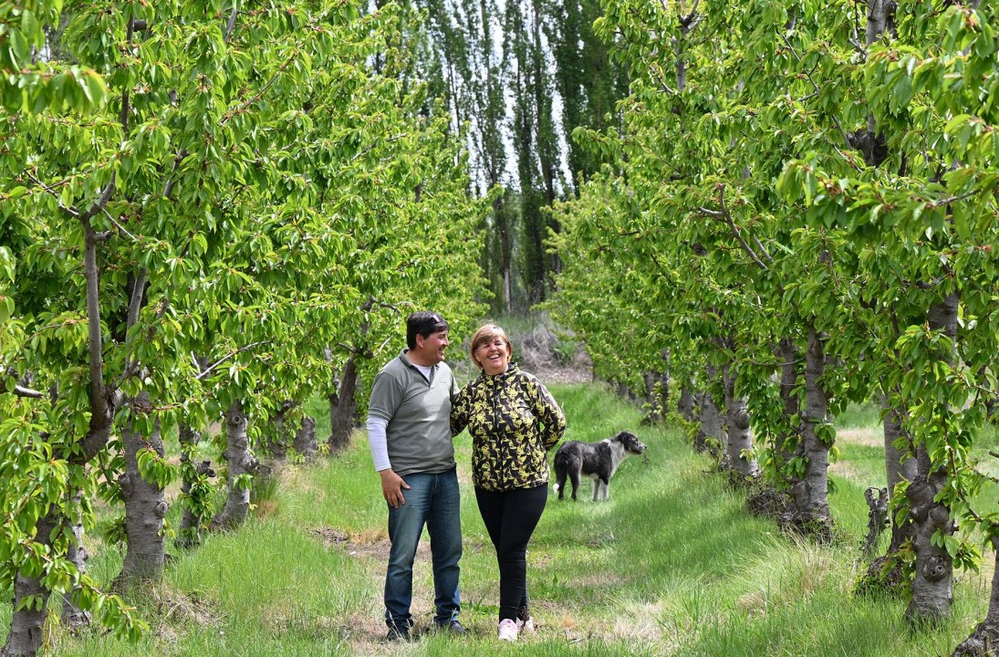 Rubén y Marcela, en la chacra que comenzaron a construir hace cuatro décadas.