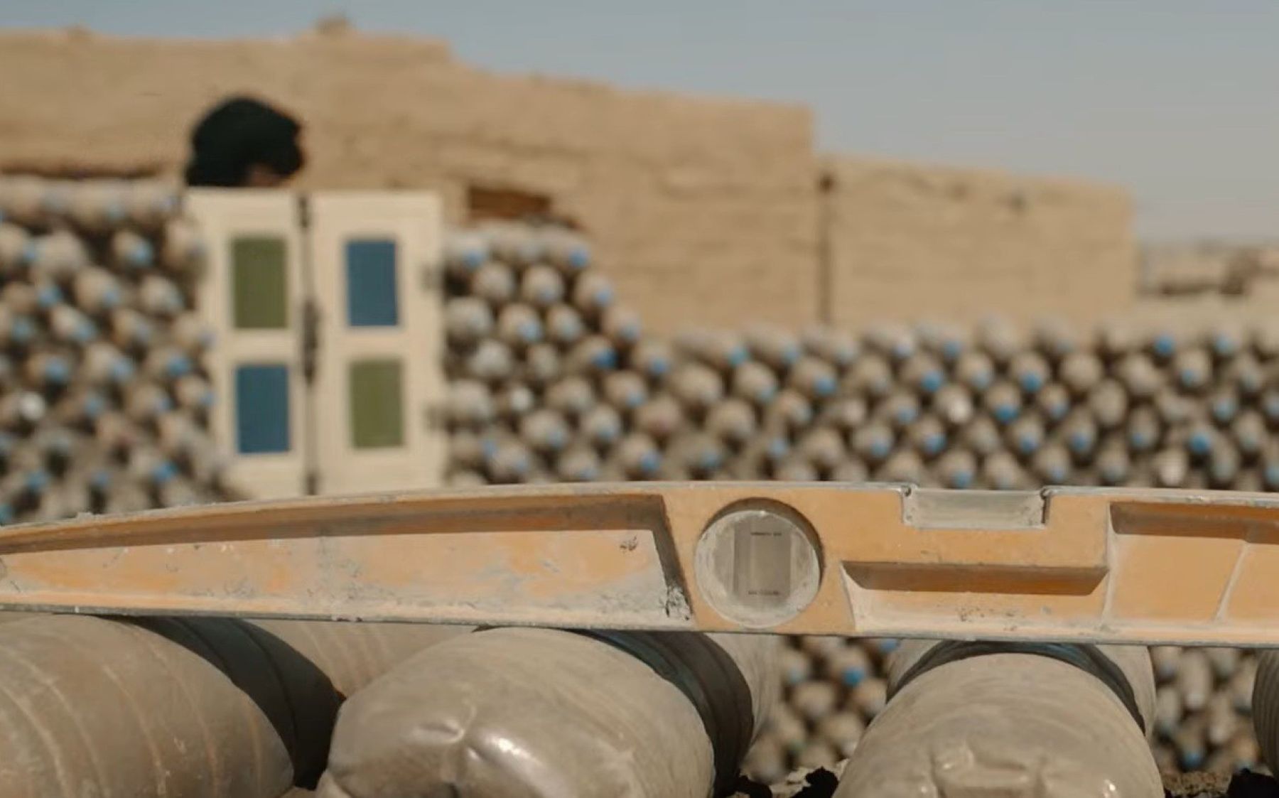 Ingeniero construye casas con botellas y arena en campamentos saharauis