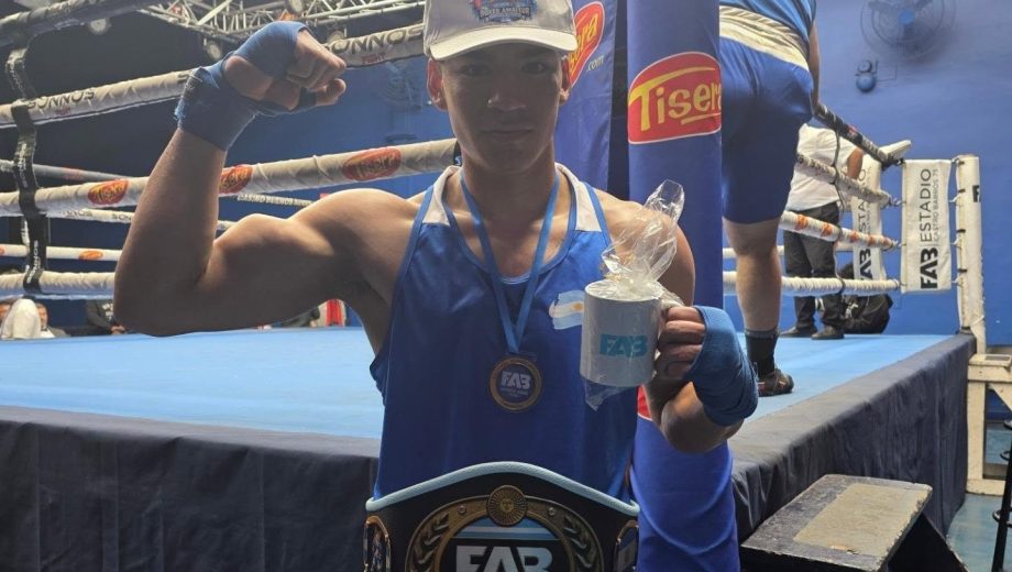 Santiago Zilli, púgil de Viedma, se quedó con el cinturón en la categoría de 75 kg en el Torneo Nacional Juvenil. (Foto: @infoboxarg_)