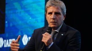 El Gobierno sumó otro mes con superávit fiscal, pero sigue lejos de la meta anual