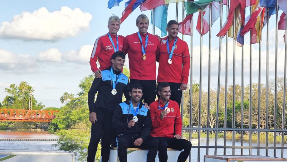 El último podio del Mundial de Gualeguaychú. Juani Cáceres y Agustín Ratto, medalla de plata, junto a los daneses Jorgensen y Hansen (oro) y los húngaros Boros y Erdelyi (bronce).