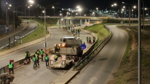 Operativo nocturno en Neuquén: realizaron tareas de limpieza y mantenimiento en la avenida Raúl Alfonsín