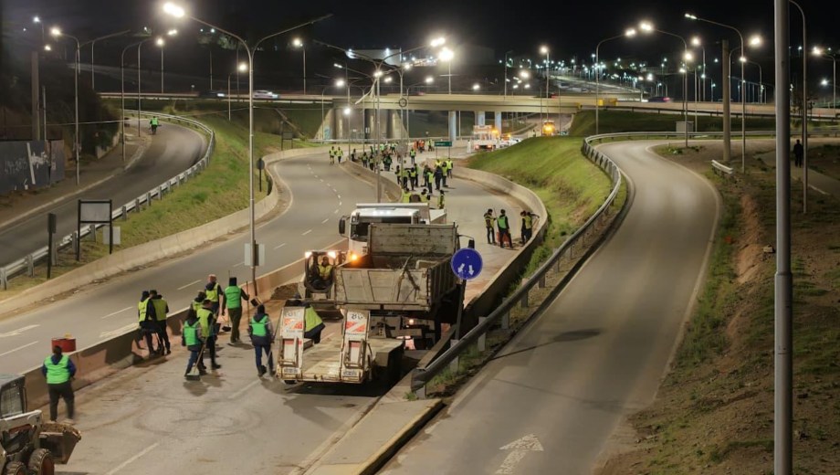 Más de 70 operarios y maquinaria pesada desplegaron tareas de limpieza, desmalezamiento y demarcación vial en la avenida Raúl Alfonsín. (Foto: Gentileza)