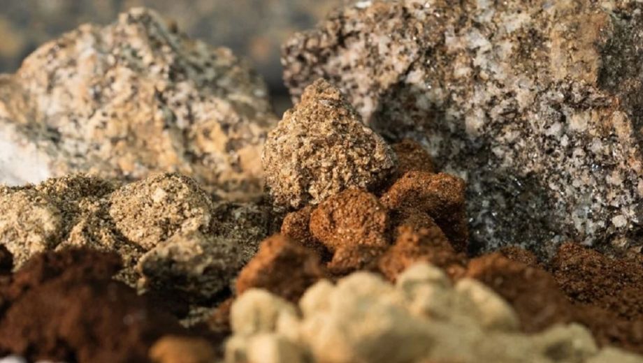 Se entiende por "tierras raras" a los minerales y compuestos que contienen elementos del grupo de los lantánidos.