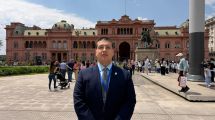 Imagen de Tiene 23 años, es docente universitario, politólogo y se prepara para liderar la política