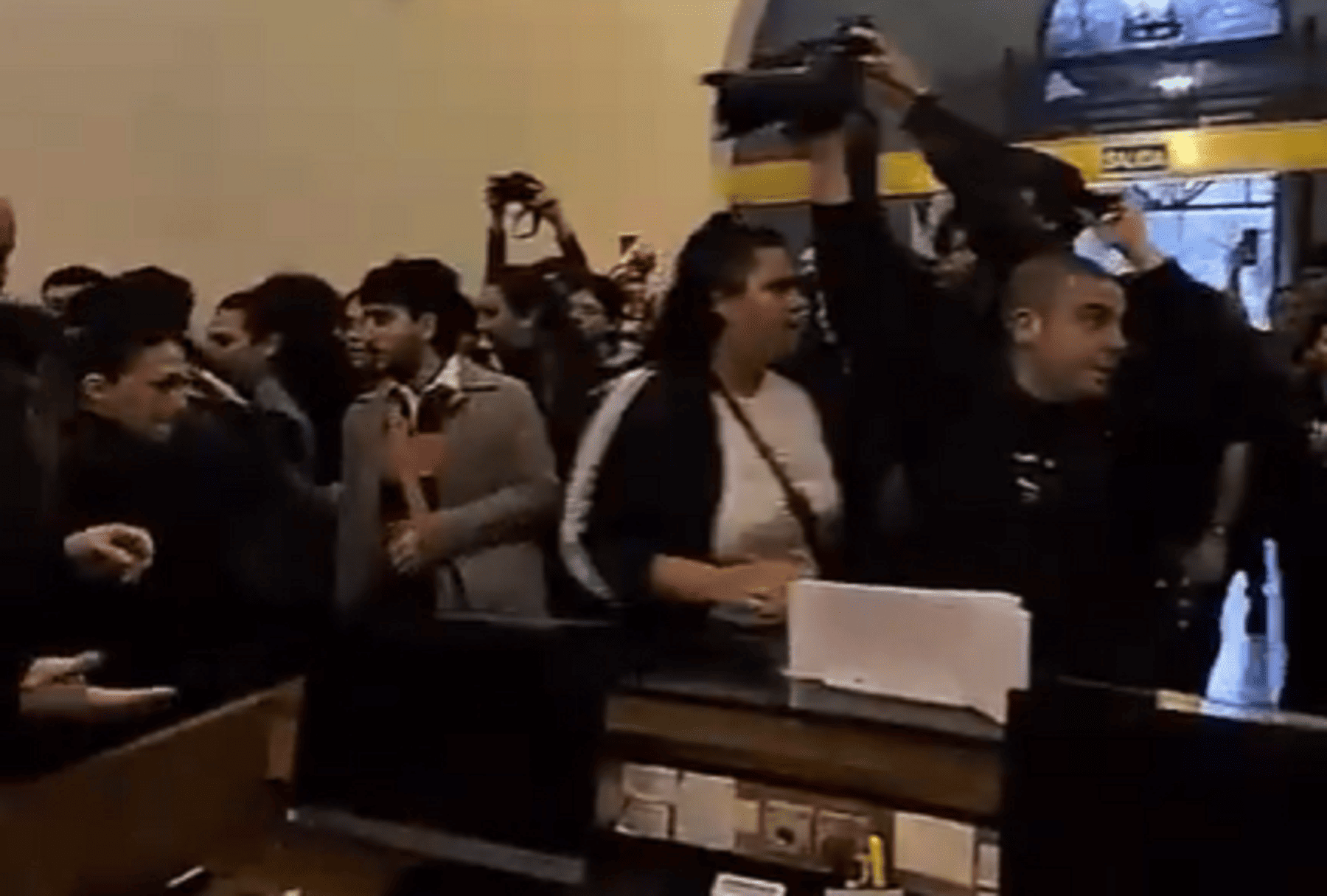 Estudiantes se manifestaron en el Palacio Sarmiento por financiamiento universitario