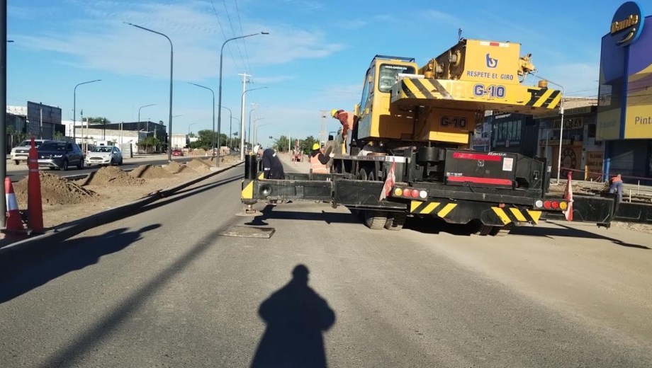 La grúa trabaja sobre la calzada norte de la Gran Avenida, donde se desmontan columnas de hormigón de media tensión. (Foto: gentileza Municipalidad de Neuquén)