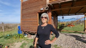 A los 70 años, Viviana construyó su cabaña y se mudó a las sierras de Córdoba: «La vida está para vivirla»