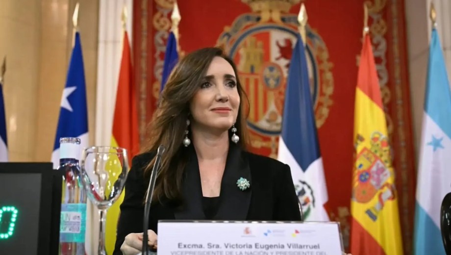 La vicepresidenta Victoria Villarruel expone durante el XII Foro Parlamentario Iberoamericano en Madrid, donde remarcó la necesidad de proteger a las pymes e impulsar la industrialización. (Foto: gentileza)