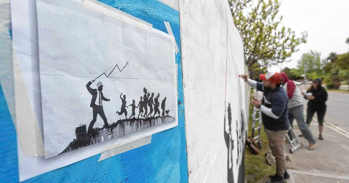 Un mural inspirado en Banksy embellece la costanera de Viedma