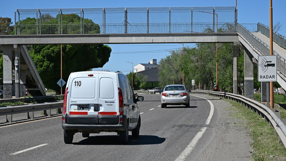 En Regina ya hay dos radares de velocidad sobre la Ruta Nacional 22, ambos con una máxima permitida de 80 km/h. Foto: Flor Salto. 