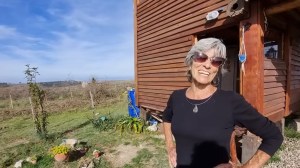 A los 70 años, Viviana construyó su cabaña y se mudó a las sierras de Córdoba: «La vida hay que vivirla»