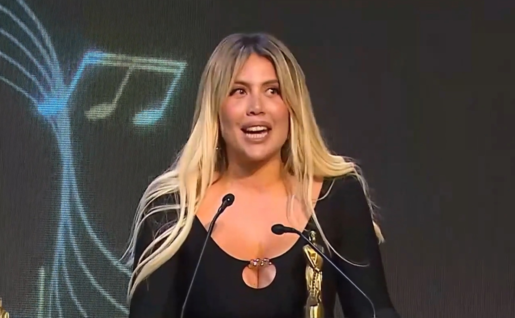 Wanda Nara ganó un Martín Fierro por su canción y acaparó miradas con su look