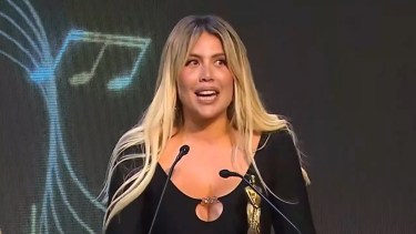 Wanda Nara ganó un Martín Fierro de la Música y se volvió viral por su look: “Toca soportar”