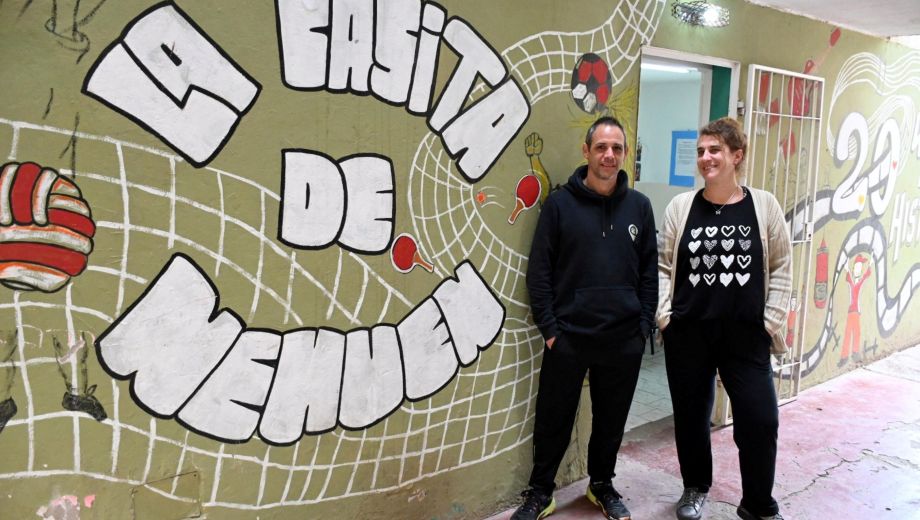 Crhistian Andraca, coordinador de la Casita de Nehuen, junto a Romina Polizzi, la tallerista a cargo del grupo audiovisual. Foto: Marcelo Ochoa