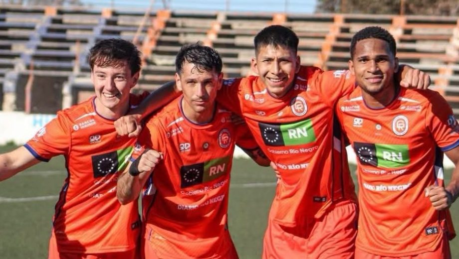 Deportivo Roca aseguró su clasificación a la segunda ronda y este domingo visitará a Unión con el objetivo de quedar puntero. (Foto: Club Deportivo Roca)