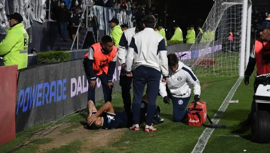 Maxi Salas, tendido en el piso con evidentes gestos de dolor tras un choque con Renzo Giampaoli. (Foto: Juan Alfredo Ponce / MDZ)
