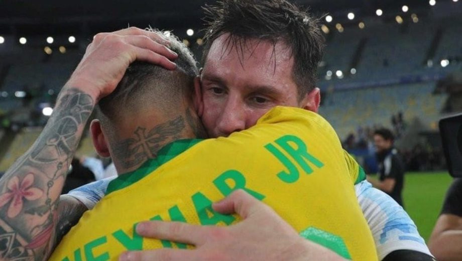 El brasileño fue uno de las tantas estrellas que se dio el gusto de compartir cancha con el rosarino. 