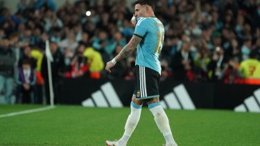 Otamendi también tuvo su momento en la despedida de Messi: gol y ovación