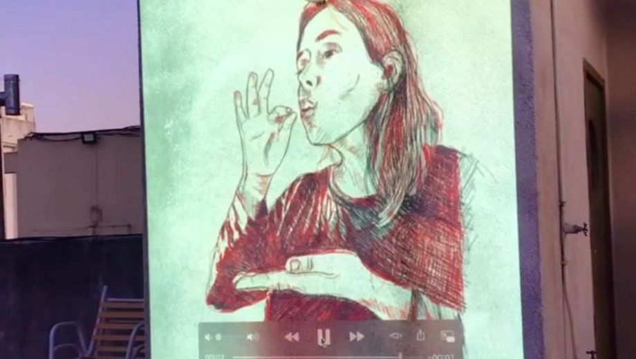 Río Negro será sede por primera vez de la muestra de artistas sordos, con la participación de invitadas como Candelaria Uranga, creadora del dibujo proyectado. Foto: gentileza