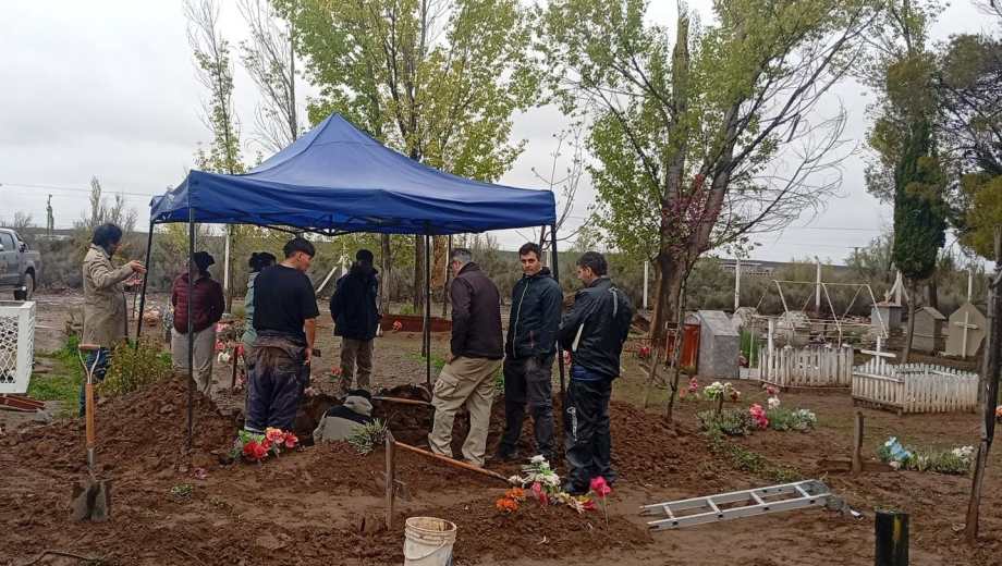 El juez Villanueva habla con los forenses en el lugar de los trabajos (gentileza, Analía Verón)