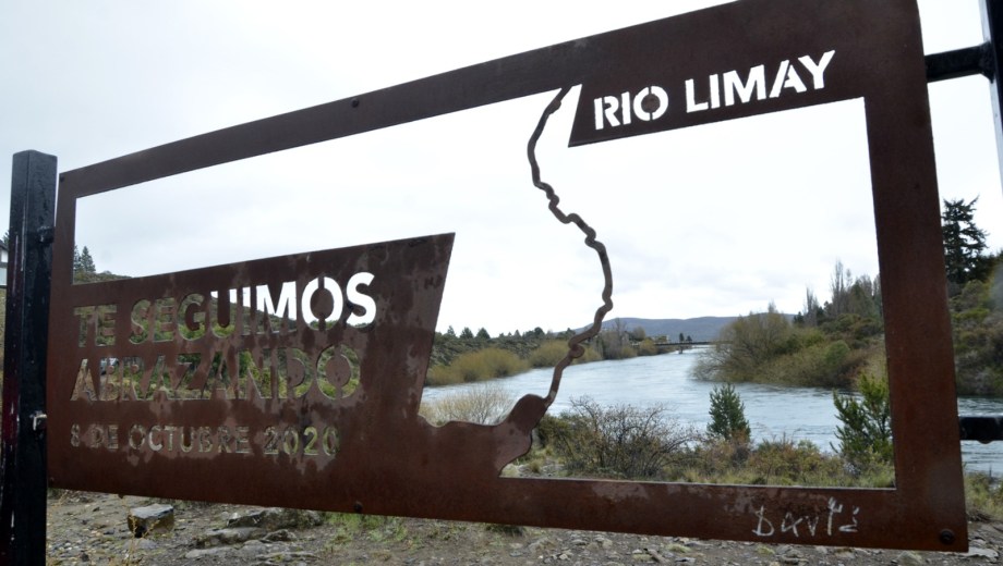 El Abrazo de Limay se concretó este año pese a la lluvia.  Foto: Chino Leiva