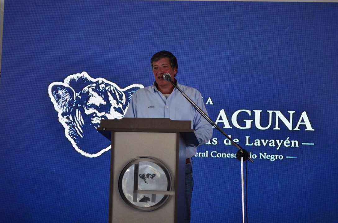 Julián Lavayén es médico veterinario, y fundó la cabaña La Laguna, que sigue encabezando.