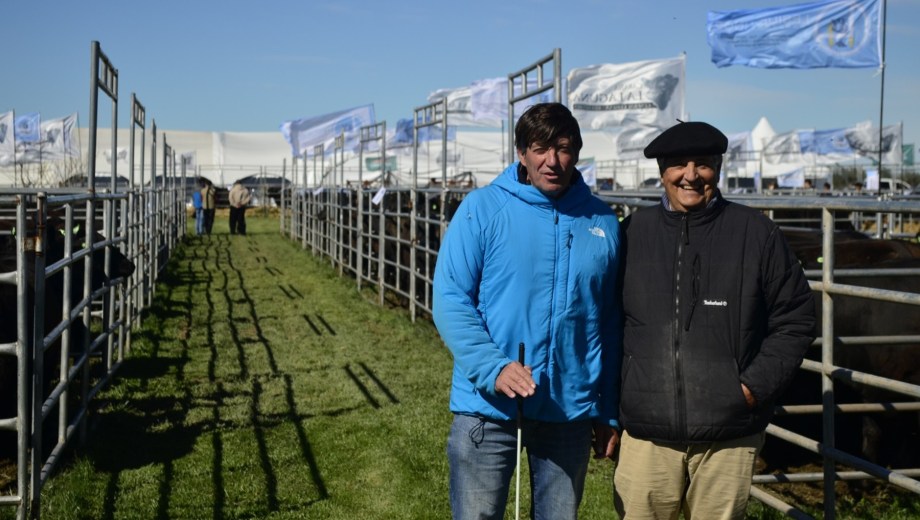Julián Lavayén, junto a su padre Néstor, durante el primer remate celebrado en su campo. Foto: gentileza.