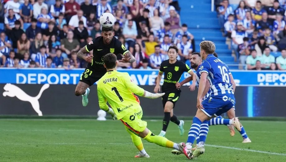 El cabezazo de Cuti Romero que le dio la victoria a Atlético de Madrid sobre el final ante Alavés. (Juan Manuel Serrano Arce/Getty Images))