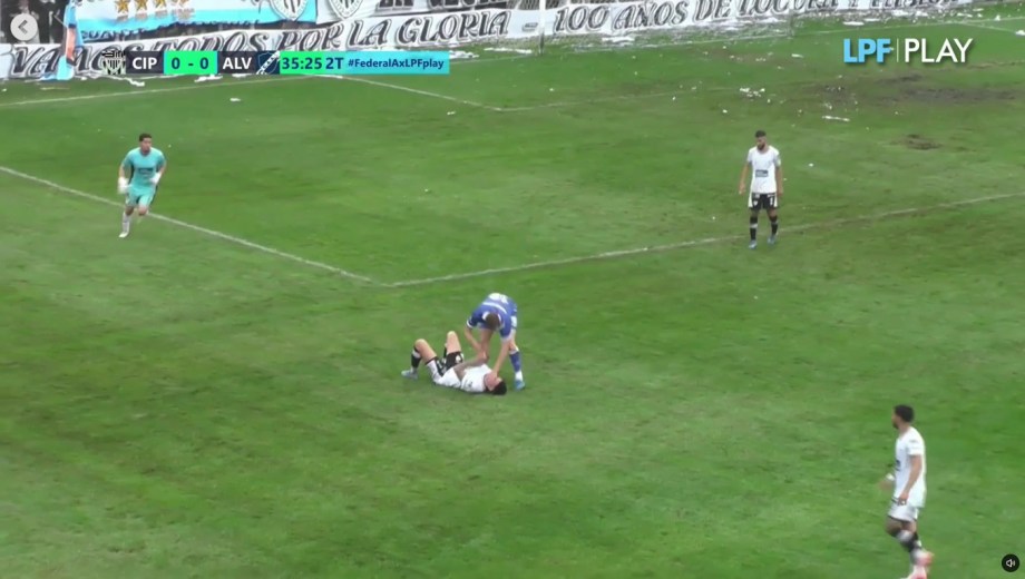 Germán Sosa agredió a Cristian González y fue expulsado en Alvarado contra Cipolletti. (Foto: Captura LPF Play)