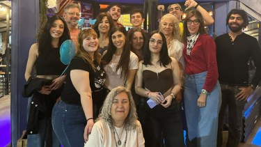 Practicar inglés y hacer amigos entre cervezas y cafés: la relajada propuesta en Cipolletti y Neuquén