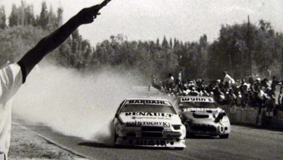 El Flaco Traverso, con la Coupé Fuego en llamas, firma uno de las epopeyas más grandes de la historia del automovilismo argentino. 