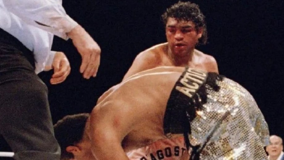 Consumado el tremendo nocaut ante Jackson, Locomotora Castro emerge como victorioso en Monterrey, aquel recordado 10 de diciembre de 1994. 