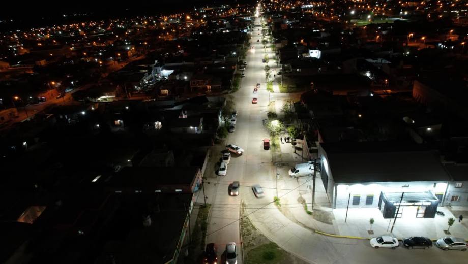 El recambio de luminarias en las calles 30 y Castelli permitirá mejorar la iluminación.