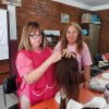 Imagen de Voluntarias rosa: el trabajo solidario que transforma cabello donado en pelucas oncológicas para Viedma y Patagones