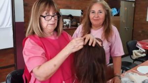 Voluntarias rosa: el trabajo solidario que transforma cabello donado en pelucas oncológicas para Viedma y Patagones