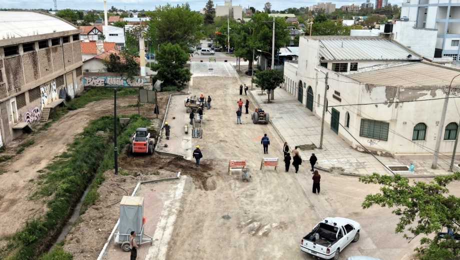 El proyecto incluye carpeta asfáltica, cordón cuneta, cordón central y badenes. Foto: municipio de Roca. 