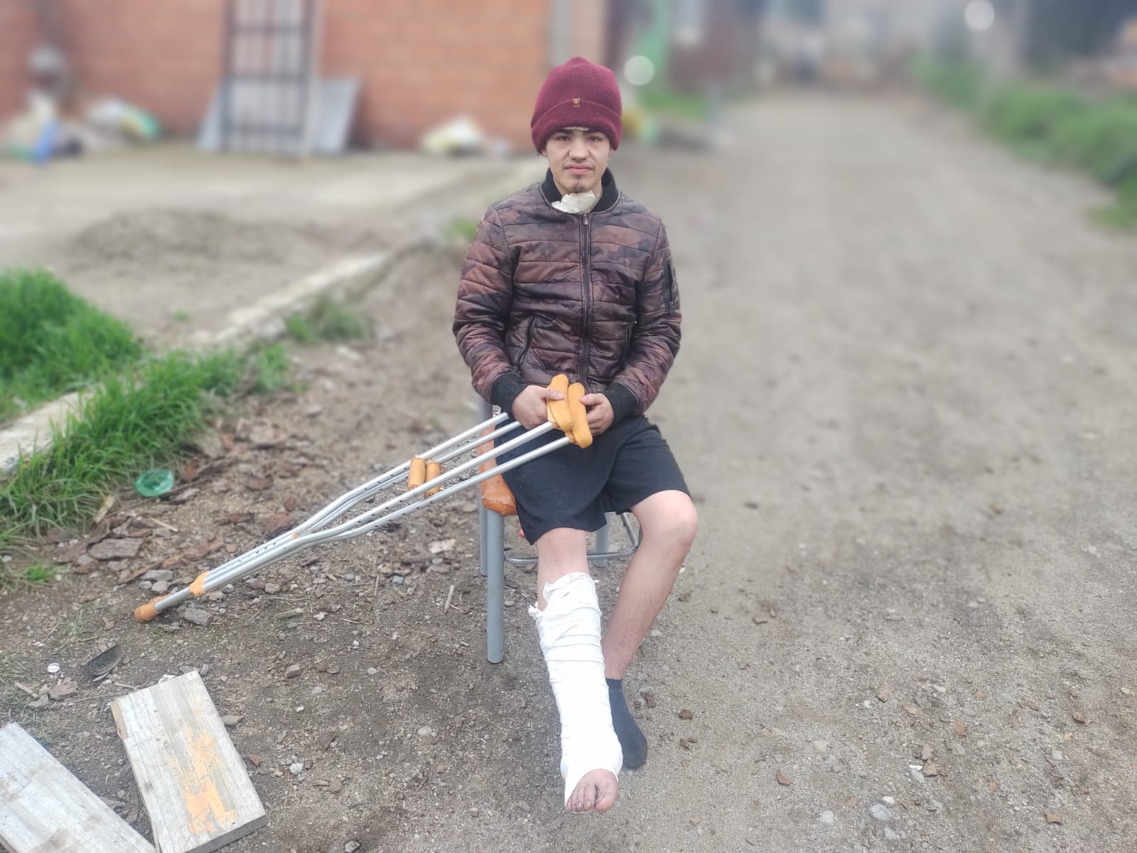 Un joven herido por un auto en Bariloche pide ayuda para su recuperación