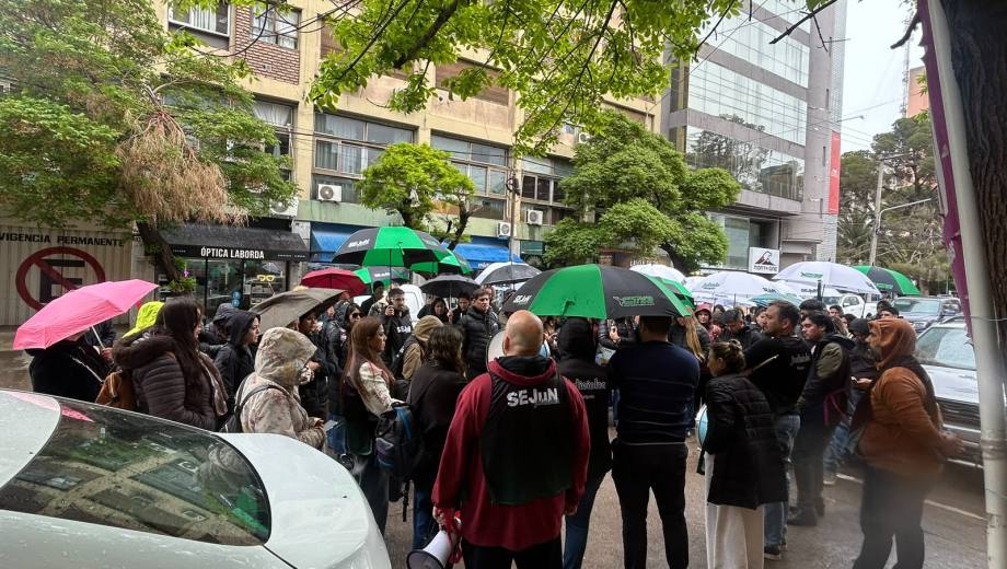 El sindicato se movilizó ayer a las puertas del TSJ para presentar formalmente el rechazo a la oferta y solicitar otra mesa de negociaciones. Foto: gentileza prensa Sejun.