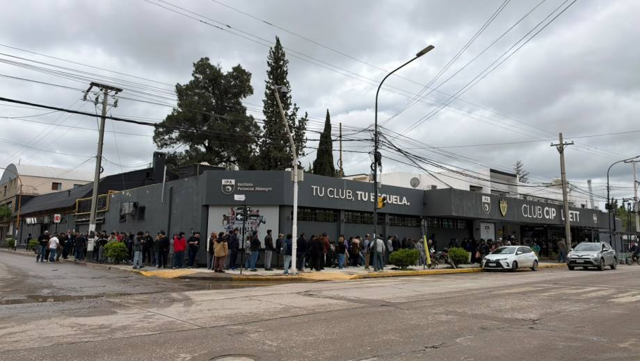 Los hinchas de Cipolletti hicieron fila para comprar su entrada para la final. 