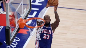 NBA: LeBron James, en su estreno con los 76ers, le amargó la fiesta al campeón en Nueva York