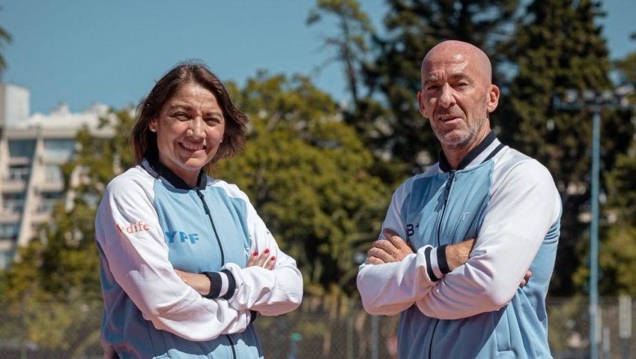 La capitana Paola Suárez junto a Mariano Hood, subcapitán del seleccionado nacional. (Foto: Prensa AAT)