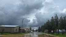 Imagen de En apenas 30 minutos, una tormenta con granizo inundó escuelas y complicó los servicios en Pilcaniyeu
