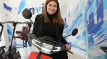 Imagen de Ganó una moto eléctrica en el sorteo de Diario RÍO NEGRO en la Fiesta de la Nieve: «Es perfecta»
