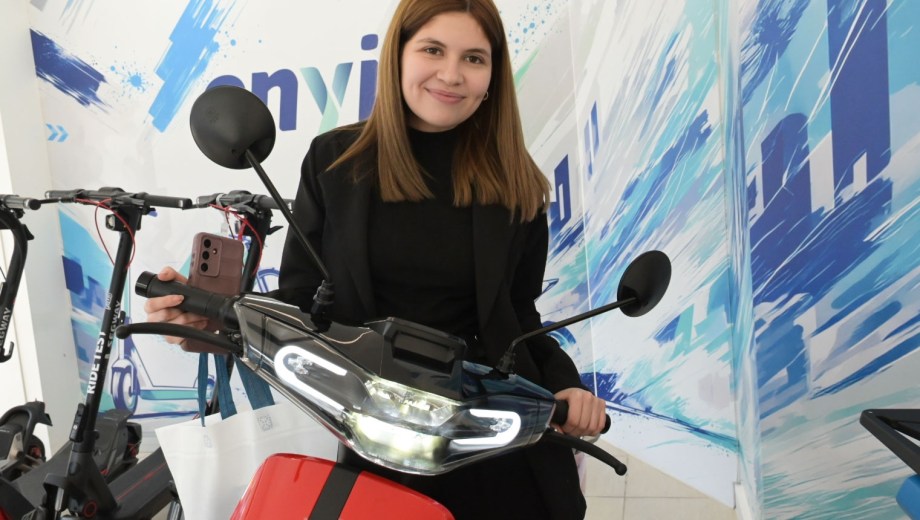 María Azul Méndez junto a la moto eléctrica que ganó