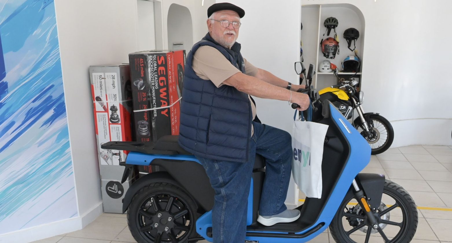 Roberto, un lector de 81 años, ganó una moto eléctrica en un sorteo
