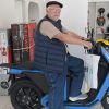 Imagen de Tiene 81 años, lee Diario RÍO NEGRO desde siempre y ganó una moto eléctrica en el sorteo por el Día del Amigo